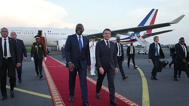 Le président gabonais Brice Clotaire Oligui Nguema en discussion avec des partenaires économiques