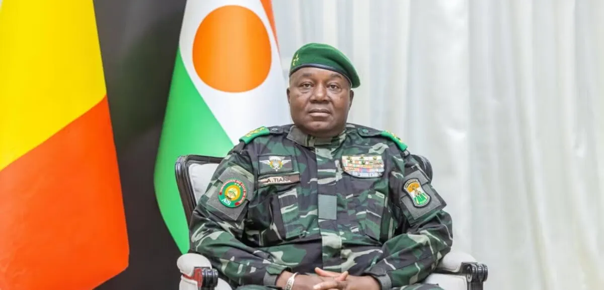 Un manifestant brandit une pancarte contre la junte militaire nigérienne