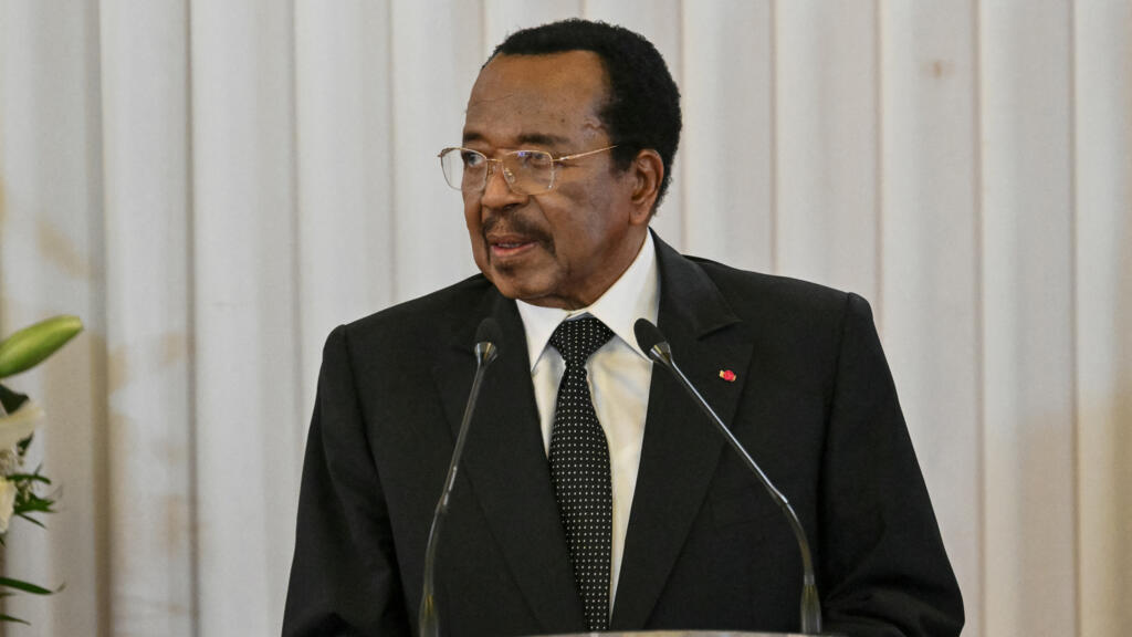 Le président camerounais Paul Biya s’exprime lors d’un discours en présence du pape Léon XIV, au palais présidentiel de Yaoundé, le 15 avril 2026.