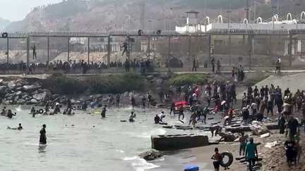Des migrants traversant à la nage pour rejoindre Ceuta depuis le Maroc