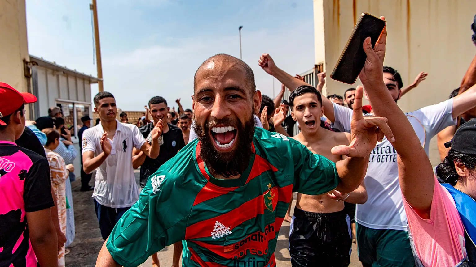 Des migrants franchissent la frontière depuis le Maroc vers l'enclave espagnole de Ceuta