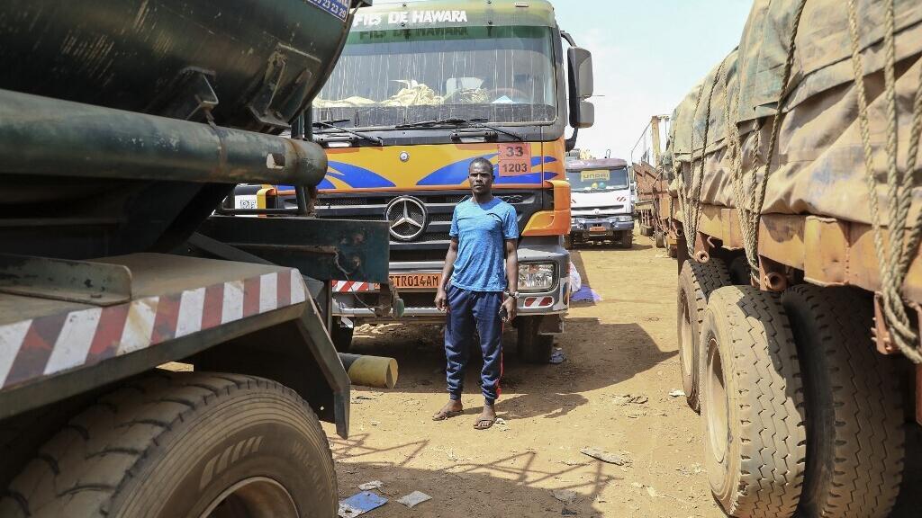 Des camions en attente sur la route reliant Bangui à Douala, illustrant les défis actuels du corridor routier.