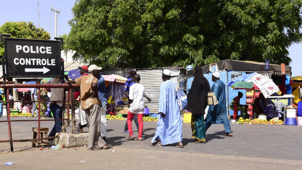 À Karang, au Sénégal, des voyageurs franchissent le poste frontalier pour se rendre en Gambie en mai 2016.