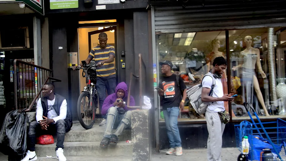 Portrait de migrants expulsés des États-Unis au Cameroun