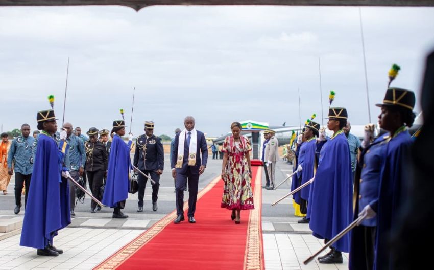 Le président gabonais Oligui Nguema et son épouse lors de leur retour à Libreville après une tournée africaine