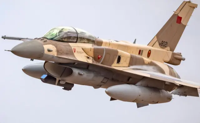 Avion de combat F-16 de la Force aérienne royale marocaine, symbole de la modernisation militaire du pays.