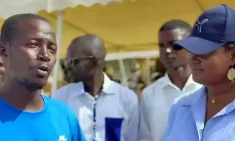 Abdou Lô rejoint le PASTEF : un choix politique sous les projecteurs Abdou Lô présente sa carte de membre du PASTEF