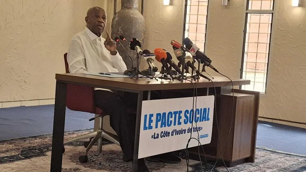 Portrait officiel de Laurent Gbagbo entouré des cinq nouveaux responsables du PPA-CI