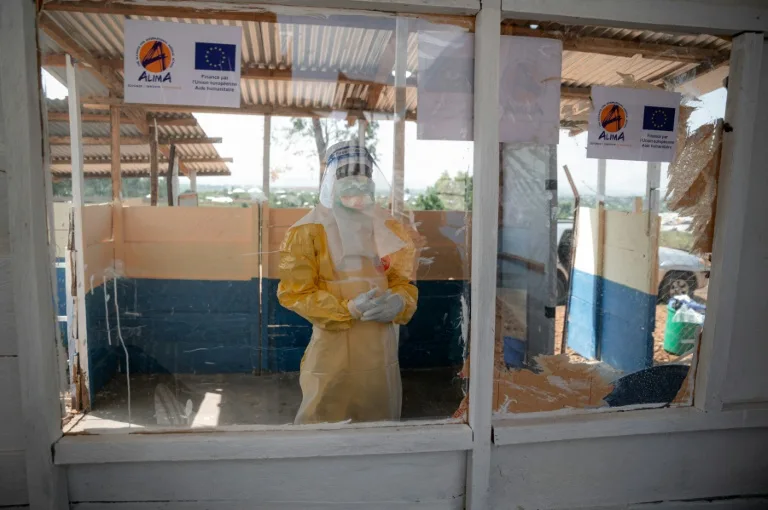 Infirmier en combinaison de protection contre le virus Ébola en République démocratique du Congo