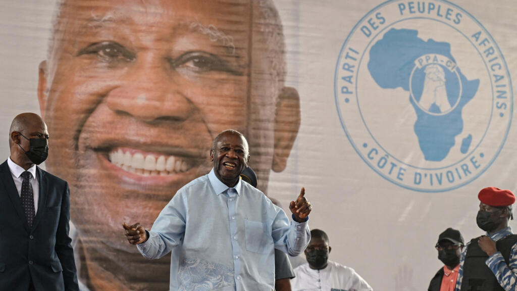 Laurent Gbagbo, entouré des nouveaux dirigeants du PPA-CI, lors du premier congrès du parti à Abidjan en mai 2026.