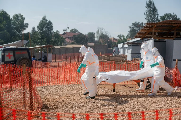 professionnels de santé en tenue de protection contre Ebola en RDC