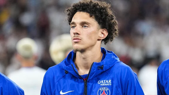 Maghnes Akliouche en action avec le maillot du PSG