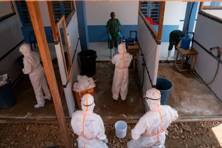 Soignants en blouse médicale dans un centre de traitement Ebola