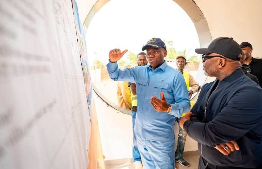 Le président gabonais Oligui Nguema inspectant un chantier à Franceville