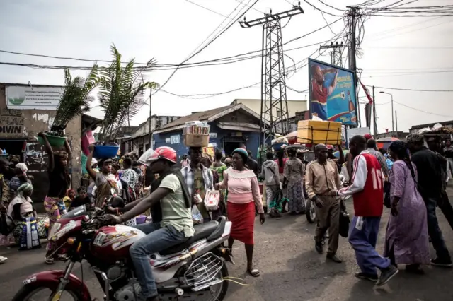 Scène de vie quotidienne dans une ville congolaise