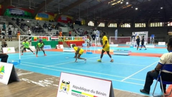 Les champions béninois du triple hommes célébrant leur victoire en airbadminton
