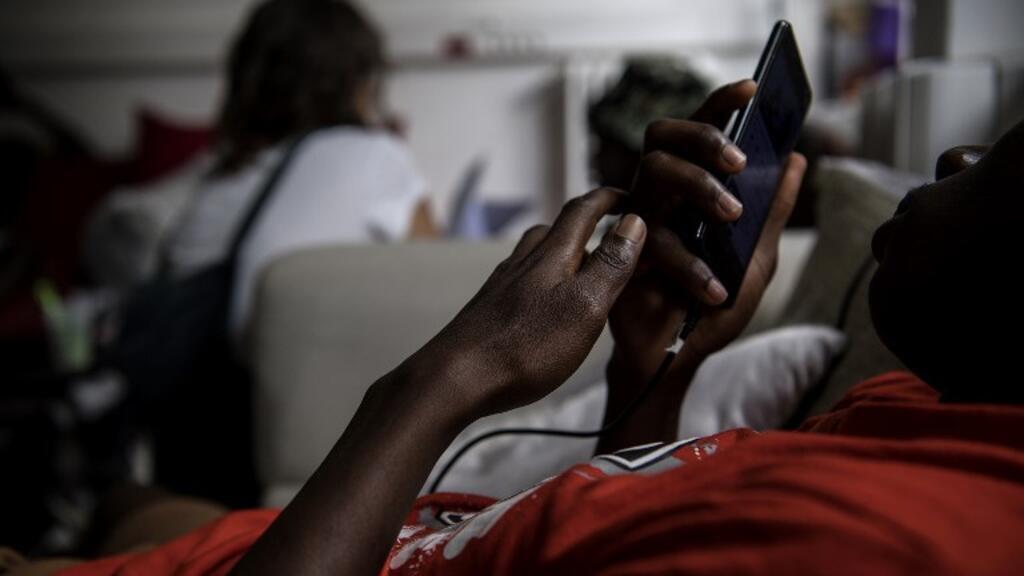 Avec les nouveaux droits de douane, les téléphones importés coûtent désormais deux fois plus cher au Cameroun.